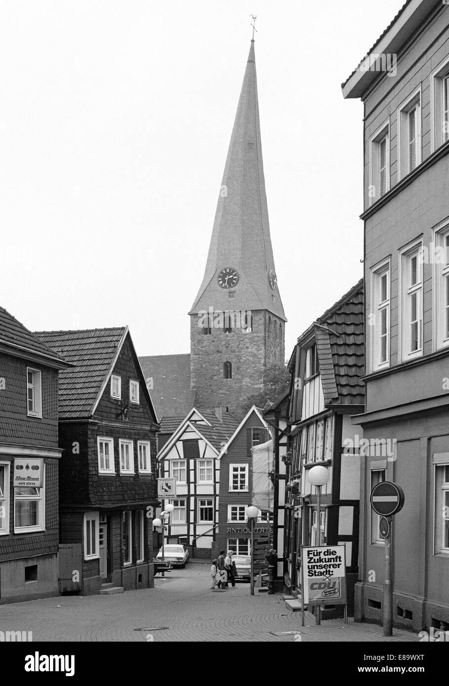 Siebziger Jahre, evangelischen Kirche St. Georg Und Fachwerkhaeuser, Schiefer Kirchturm, Hattingen, Ruhrgebiet, Nordrhein-Westfalen Stockfoto