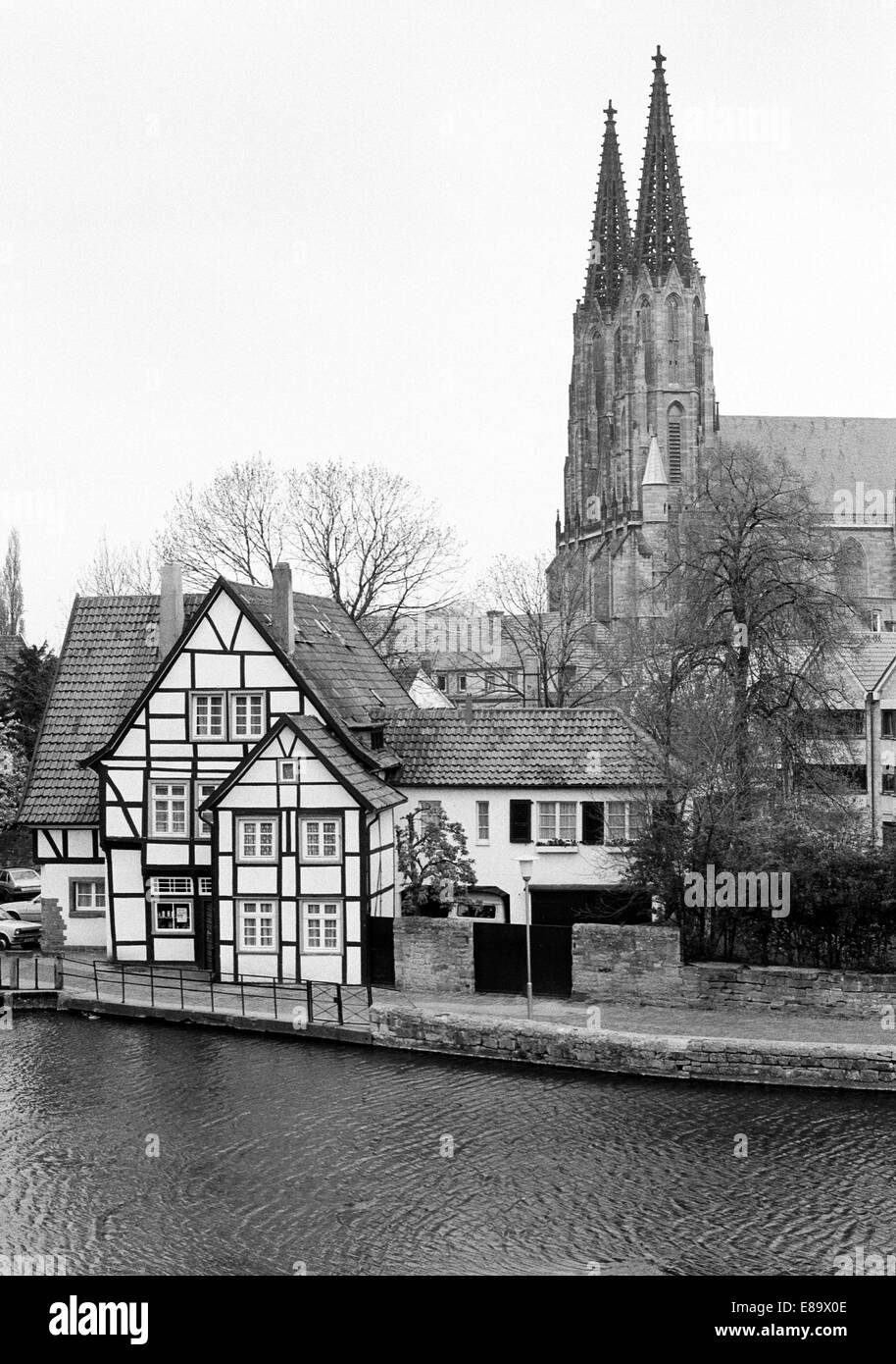 Achtziger Jahre, evangelischen Kirche St. Maria Zur Wiese Und Teichsmuehle bin Grossen Teich in Soest, Nordrhein-Westfalen Stockfoto