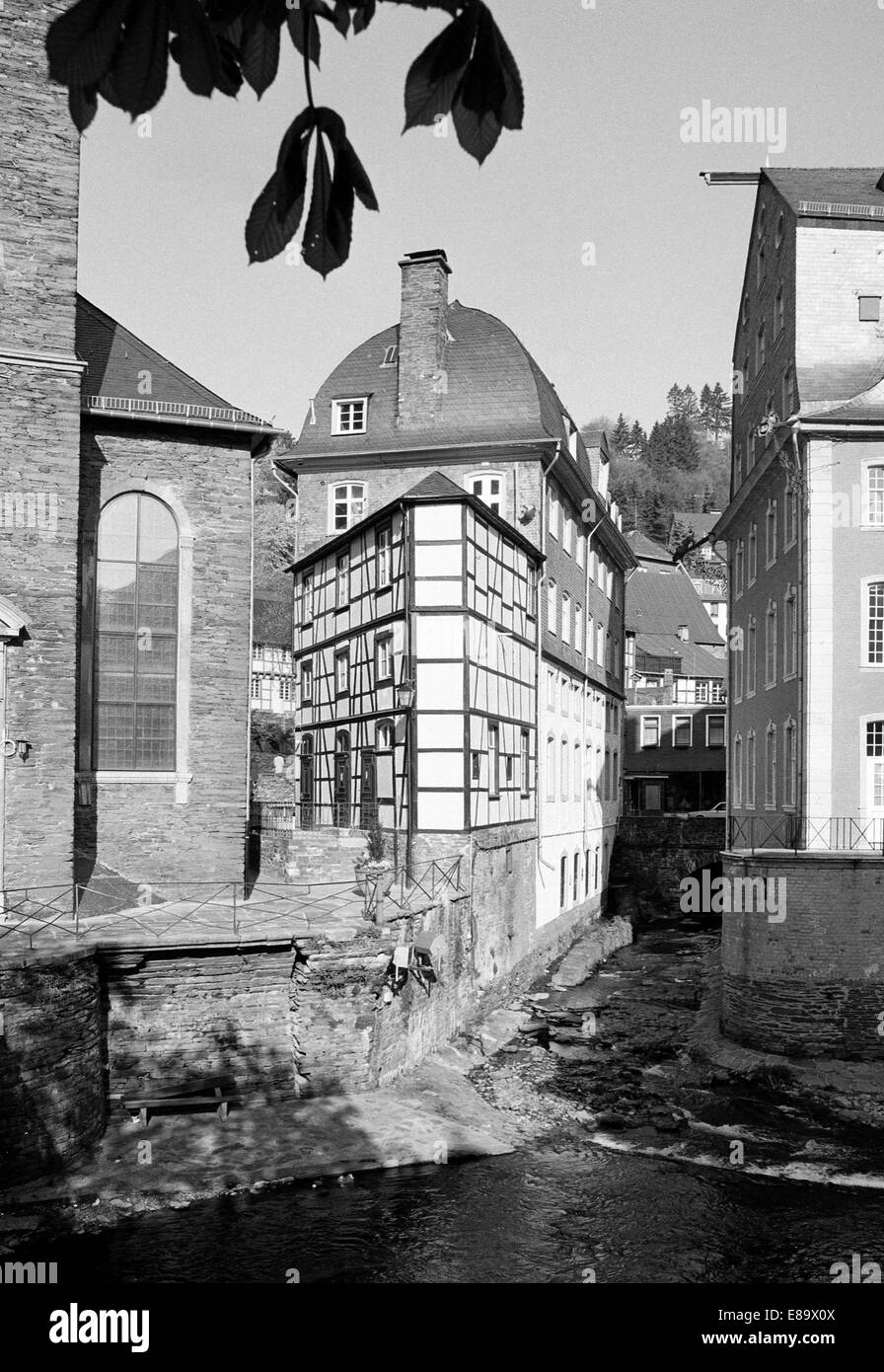 Achtziger Jahre, Wohnhaeuser eine der Rur in Monschau, Naturpark Hohes Venn-Eifel, Nordrhein-Westfalen Stockfoto