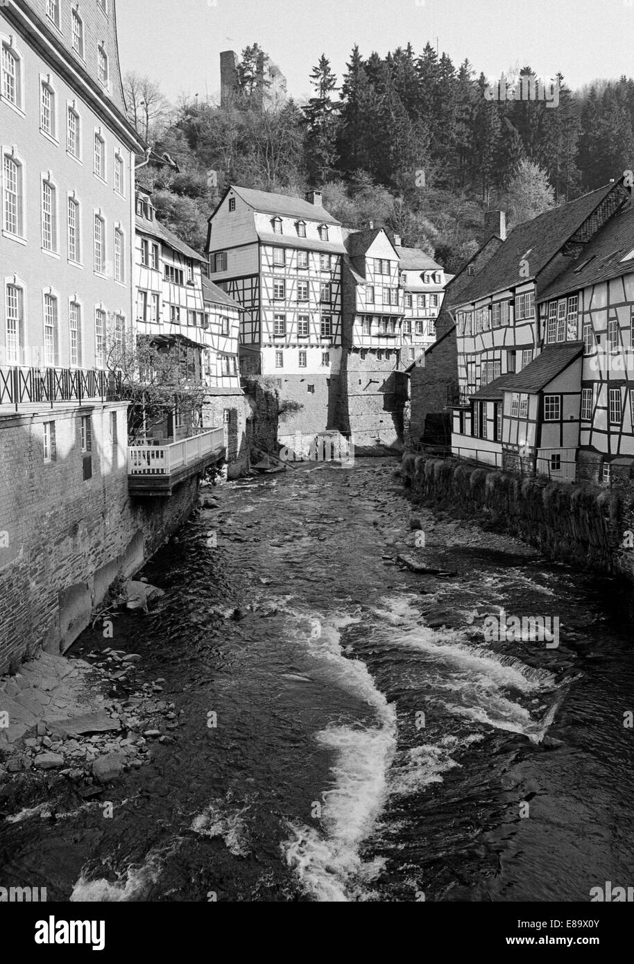 Achtziger Jahre, Rurpromenade, Fachwerkhaeuser Und Wehrturm Haller in Monschau, Naturpark Hohes Venn-Eifel, Nordrhein-Westfalen Stockfoto