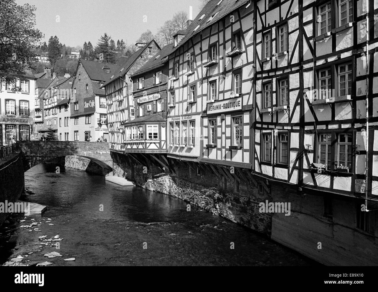 Achtziger Jahre, Fachwerkhaeuser eine der Rur in Monschau, Naturpark Hohes Venn-Eifel, Nordrhein-Westfalen Stockfoto