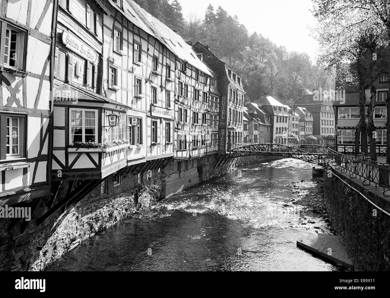 Achtziger Jahre, Fachwerkhaeuser eine der Rur in Monschau, Naturpark Hohes Venn-Eifel, Nordrhein-Westfalen Stockfoto