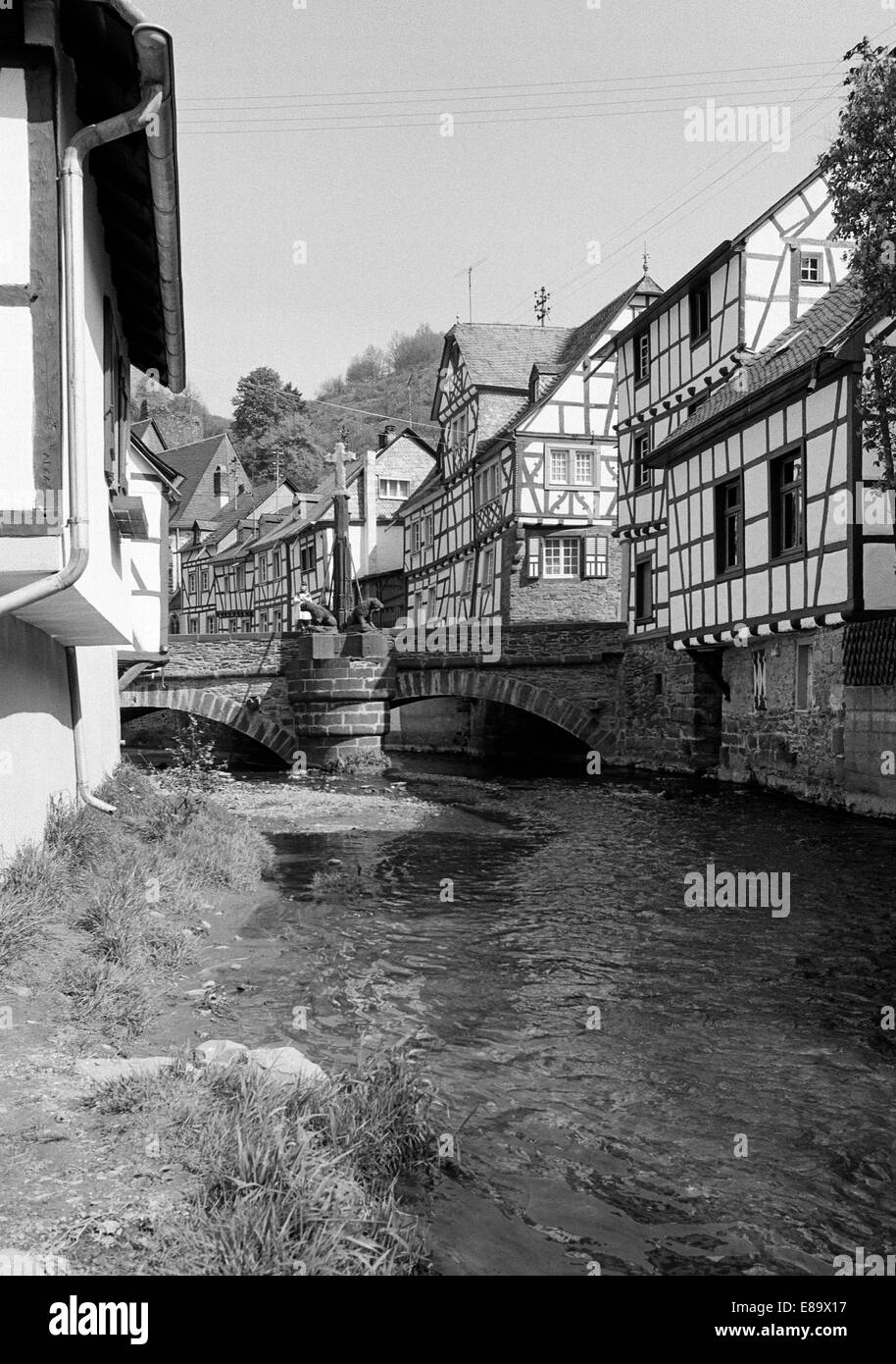 Achtziger Jahre, Fachwerkhaeuser Und Elzbachbruecke in Monreal, Eifel, Rheinland-Pfalz Stockfoto