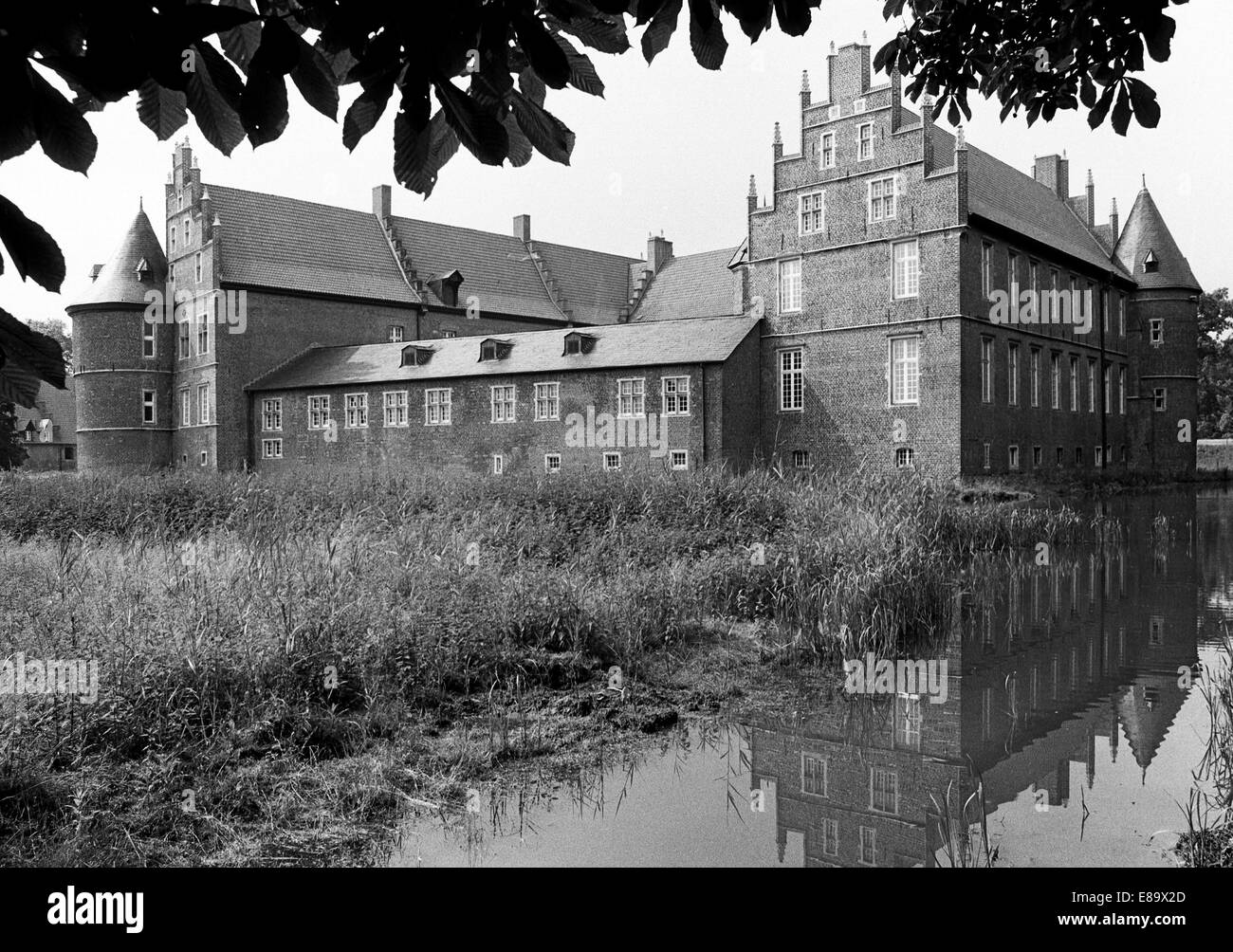 Achtziger Jahre, Wasserschloss Herten, Ruhrgebiet, Nordrhein-Westfalen, Heute Befinden Sich Im Schloss Abteilungen Vom LWL-Landeskrankenhaus Fuer Psyc Stockfoto