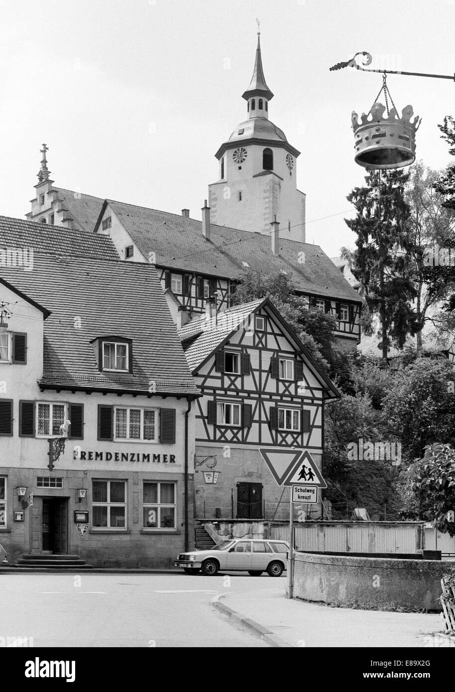 Achtziger Jahre, evangelischen Stadtkirche Sankt Veit Und Fachwerkhaeuser in Waldenbuch, Naturpark Schoenbuch, Baden-Württemberg Stockfoto