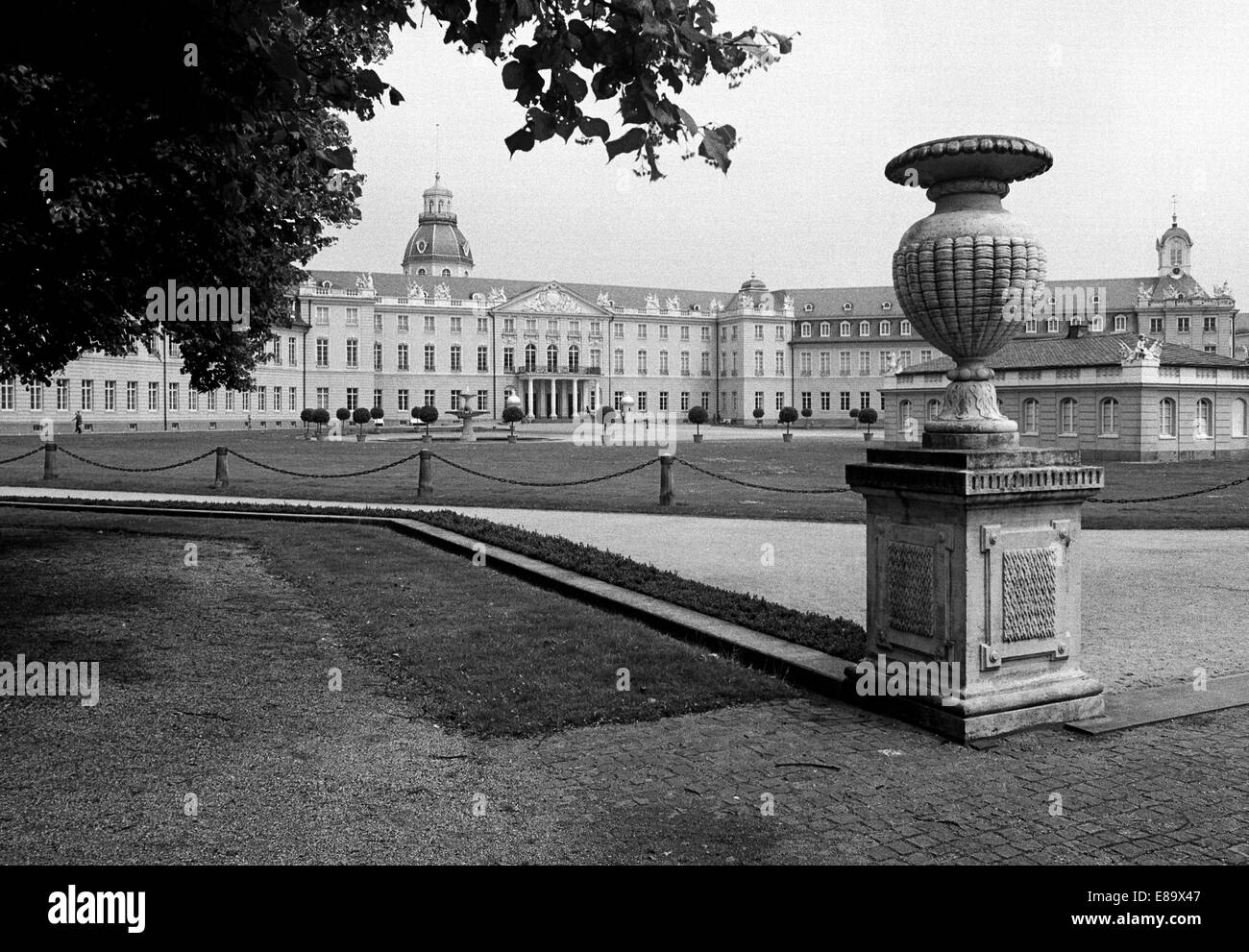 Achtziger Jahre, Schloss Und Schlosspark Karlsruhe, Heute Badisches Landesmuseum Und Teilbereiche Vom Bundesverfassungsgericht in Karlsruhe, Oberrhein Stockfoto