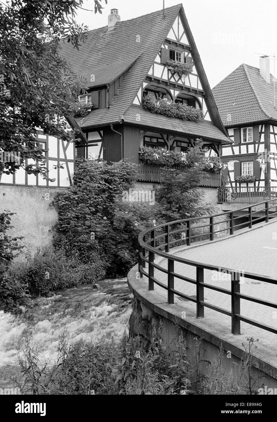 Achtziger Jahre, Fachwerkhaeuser ein Einem Bach in Sasbachwalden, Ortenau, Nordschwarzwald, Baden-Württemberg Stockfoto