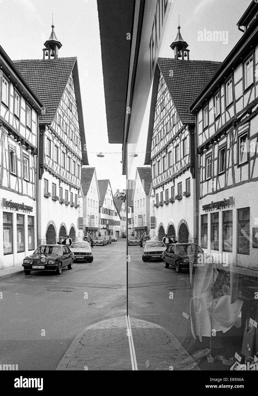 Achtziger Jahre, Fachwerkhaeuser Spiegeln Sich in Einem Schaufenster, Münsingen, sch.ools.it Alb, Baden-Württemberg Stockfoto