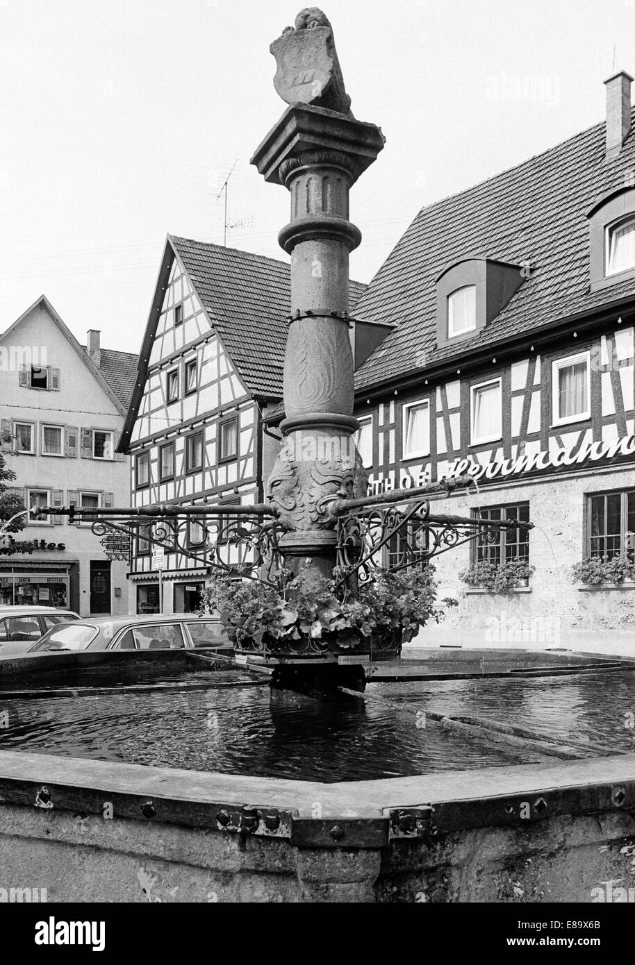 Achtziger Jahre, Marktbrunnen Und Fachwerkhaeuser am Marktplatz von Muensingen, sch.ools.it Alb, Baden-Württemberg Stockfoto