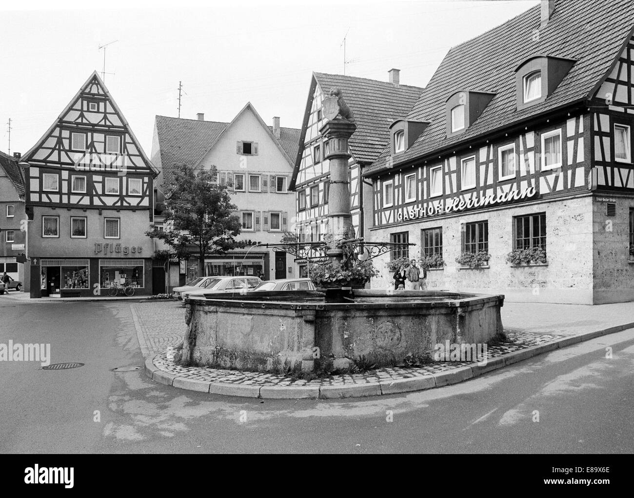 Achtziger Jahre, Marktbrunnen Und Fachwerkhaeuser am Marktplatz von Muensingen, sch.ools.it Alb, Baden-Württemberg Stockfoto