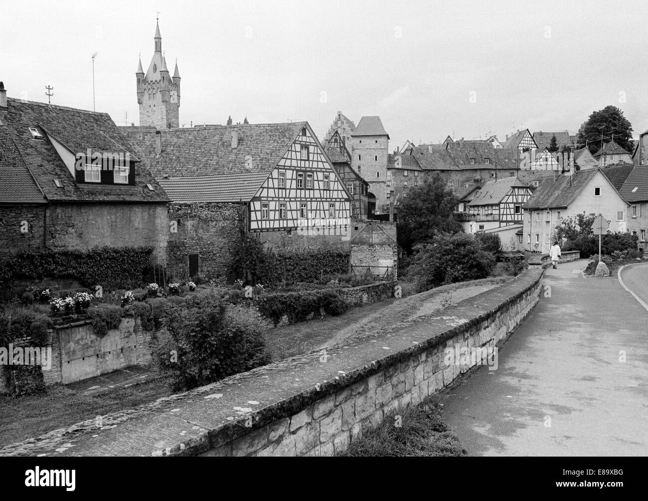 Achtziger Jahre, Altstadtansicht, Wohnhaeuser, Blauer Turm Und Schwibbogentor in Bad Wimpfen, Neckar, Baden-Württemberg Stockfoto