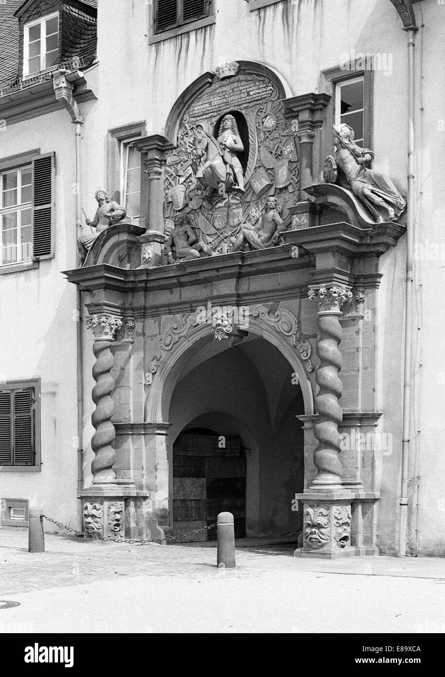 Achtziger Jahre, Barockarchitrav Mit Mars, Minerva Und Landgraf, Bildhauer Zacharias Juncker der Juengere, Oberes Tor, Residenzschloss der Landgrafen Stockfoto