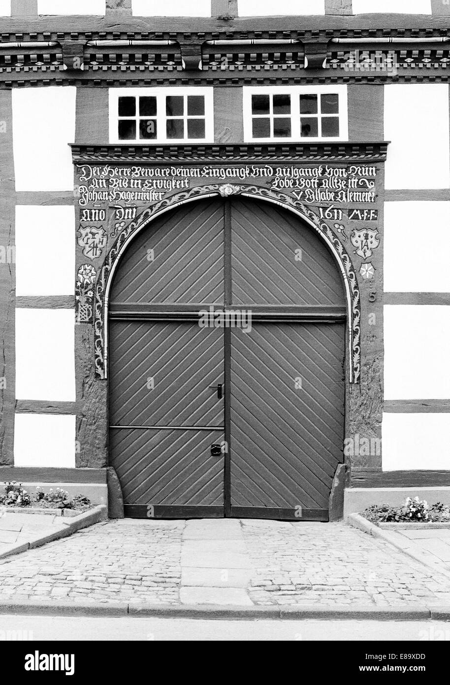 Achtziger Jahre, Praechtige Holzschnitzereien Und Segensspruch schlug Einem Eingangstor ein Einem Fachwerkhaus in Schwalenberg, Schieder-Schwalenberg, N Stockfoto