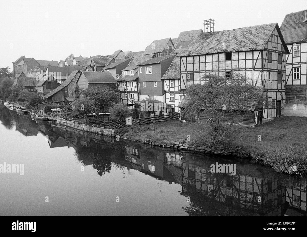 Achtziger Jahre, Wohnhaeuser am Flussufer der Werra in Bad Sooden-Allendorf, Naturpark Meissner-Kaufunger Wald, Osthessisches Bergland, Hessen Stockfoto
