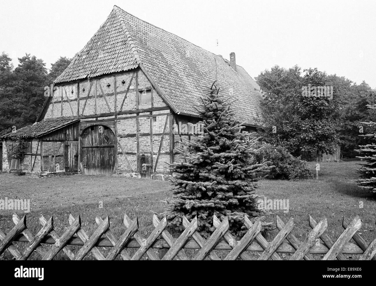 Achtziger Jahre, Fachwerkscheune in Steinhorst (Niedersachsen), Samtgemeinde Hankensbuettel, Naturpark Suedheide, Lüneburger Heide, Niedersachsen Stockfoto