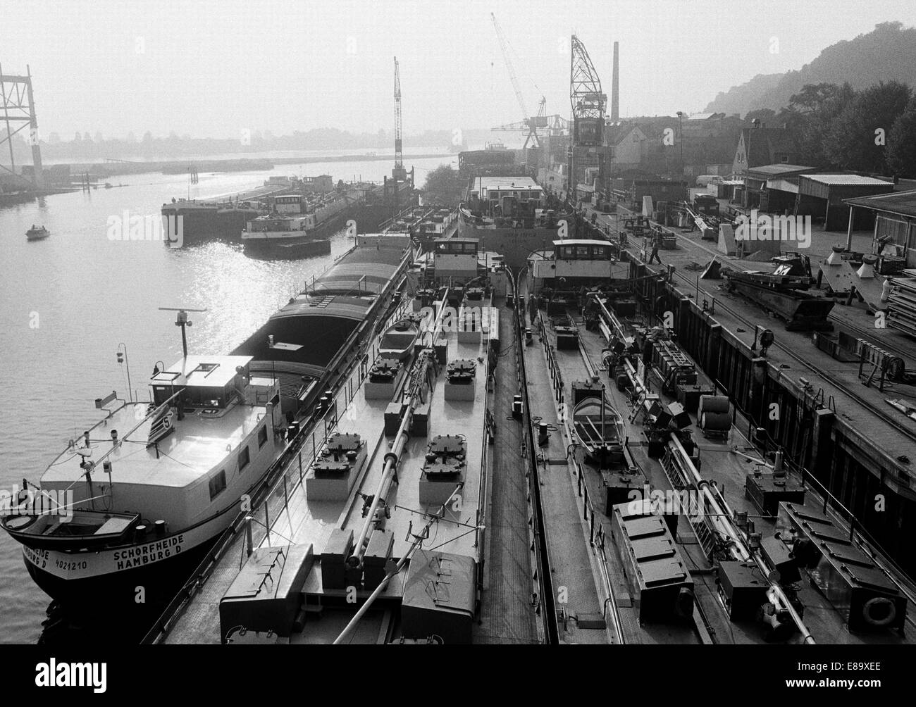 Achtziger Jahre, Frachtschiffe in der Hitzler Werft am Elbe-Lübeck-Kanal in Lauenburg an der Elbe, Schleswig-Holstein Stockfoto