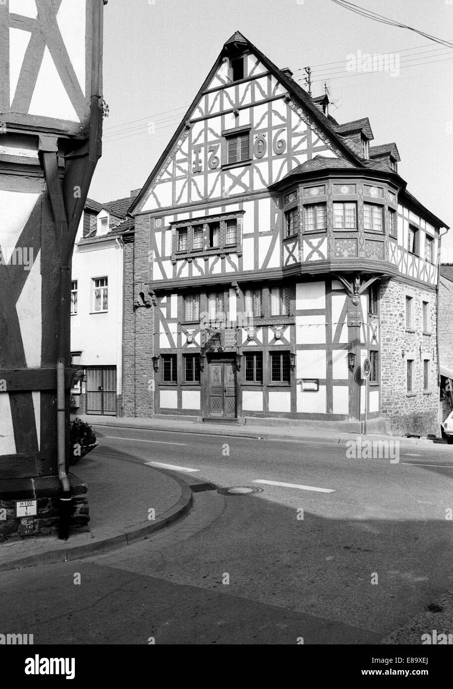 Achtziger Jahre, UNESCO-Weltkulturerbe Oberes Mittelrheintal, Fachwerkhaus Mit Erker in der Altstadt von Rhens, Verbandsgemeinde Rhein-Mosel, Rheinlan Stockfoto