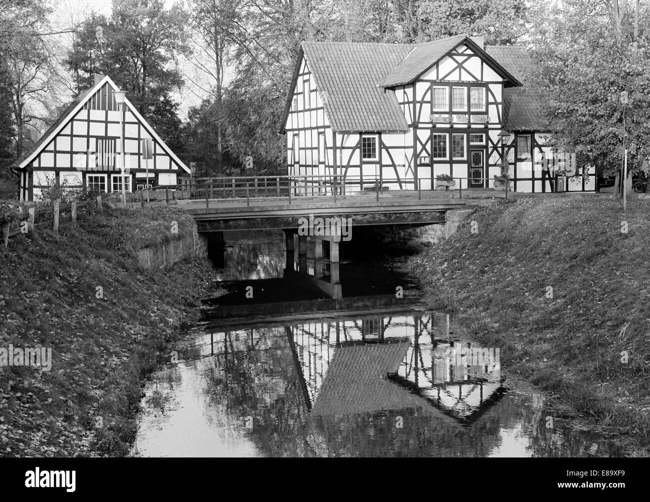 Achtziger Jahre, Alte Wassermuehle am Muehlenbach in Ladbergen, Tecklenburger Land, Münsterland, Nordrhein-Westfalen Stockfoto