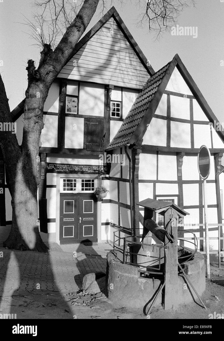 Fachwerkhaus in der Altstadt von Tecklenburg, Teutoburger Wald, Naturpark TERRA.vita, Achtziger Jahre, Nordrhein-Westfalen Stockfoto