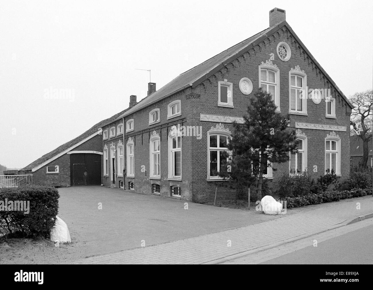 Achtziger Jahre, Wohngebaeude, Backsteinhaus, Landhaus im Bunde-Bunderhee, Rheiderland, Ostfriesland, Niedersachsen Stockfoto