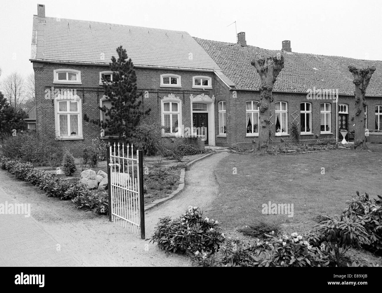 Achtziger Jahre, Wohngebaeude, Backsteinhaus, Landhaus im Bunde-Bunderhee, Rheiderland, Ostfriesland, Niedersachsen Stockfoto