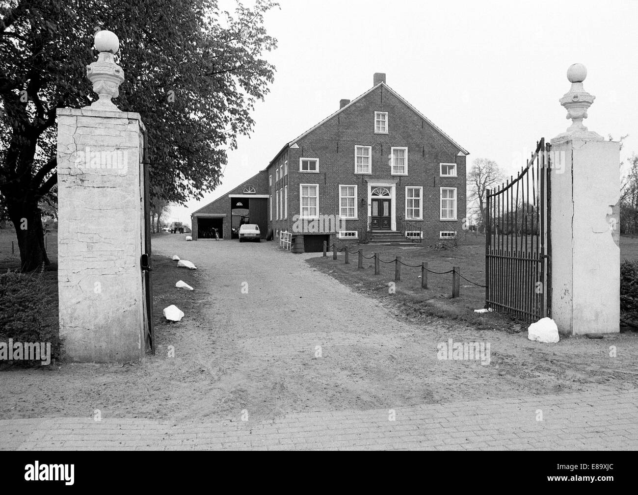 Achtziger Jahre, Wohngebaeude, Backsteinhaus, Landhaus im Bunde-Bunderhee, Rheiderland, Ostfriesland, Niedersachsen Stockfoto