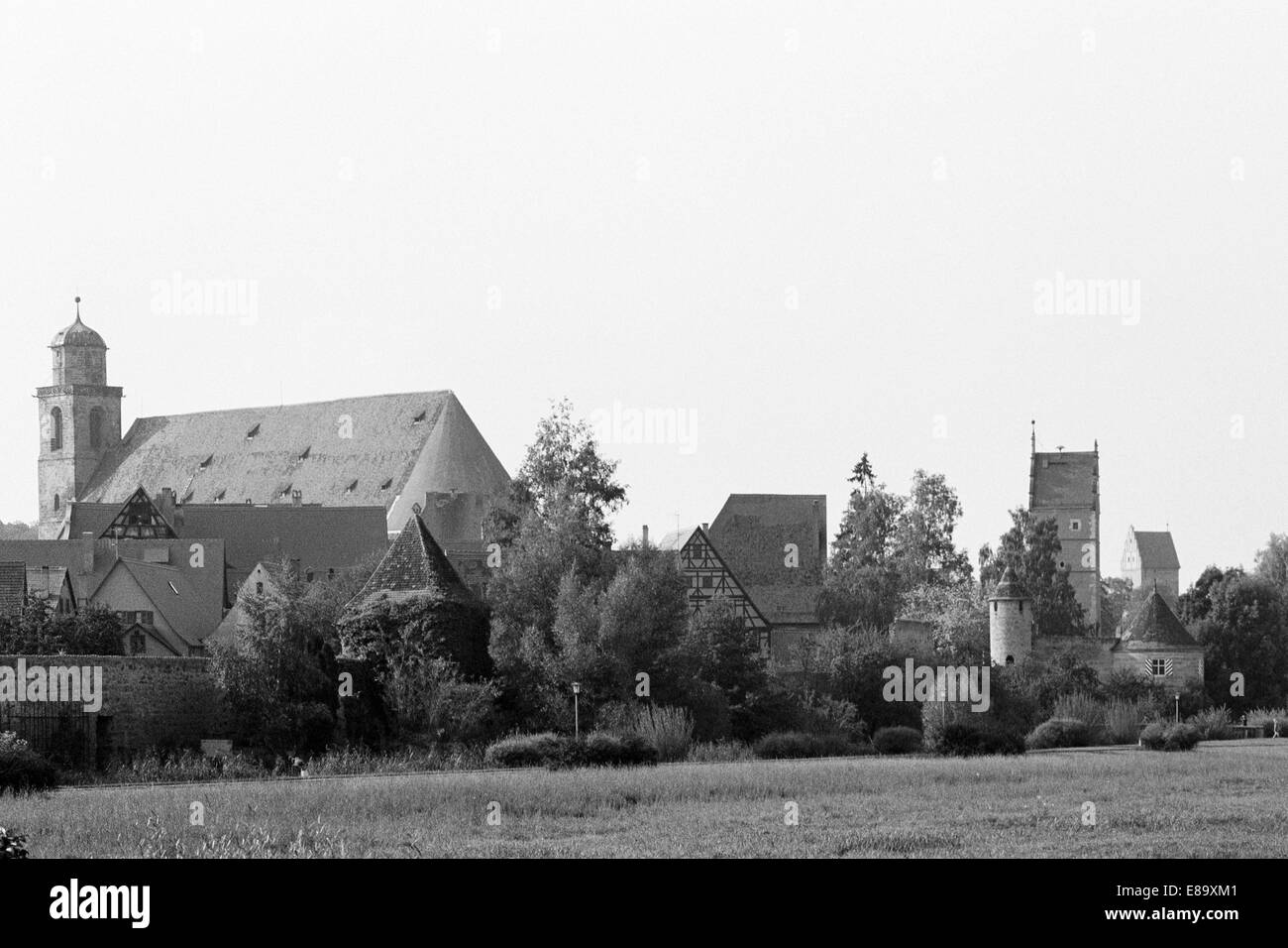 Achtziger Jahre, Muensterkirche St. Georg Und Stadtbefestigung, Stadtmauer Und Rothenburger Tor in Dinkelsbühl, Frankenhoehe, Mittelfranken, Bayern Stockfoto