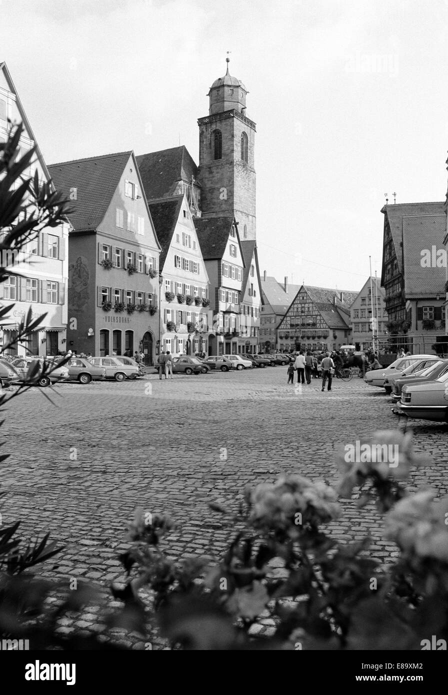 Achtziger Jahre, Wohnhaeuser bin Marktplatz Und Muensterkirche St. Georg in Dinkelsbühl, Frankenhoehe, Mittelfranken, Bayern Stockfoto