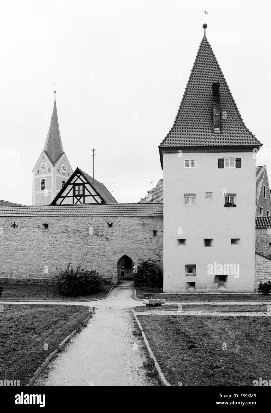 Achtziger Jahre, Stadtmauer, Ziegelturm Und Katholische Stadtpfarrkirche Mariae Himmelfahrt in Berching, Naturpark Altmühltal, Maßbach Alb, Oberp Stockfoto