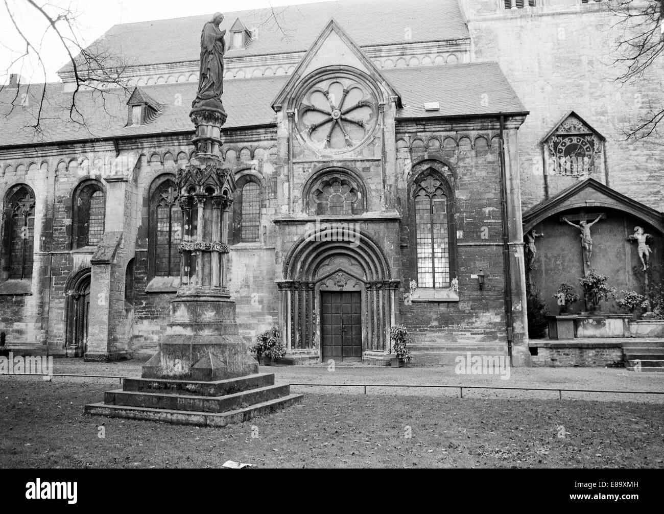 Achtziger Jahre, Nordfassade der St. Johannis-Kirche in Billerbeck, Münsterland, Nordrhein-Westfalen, Mariensaeule, Portal, Romanisches Radfenster, K Stockfoto