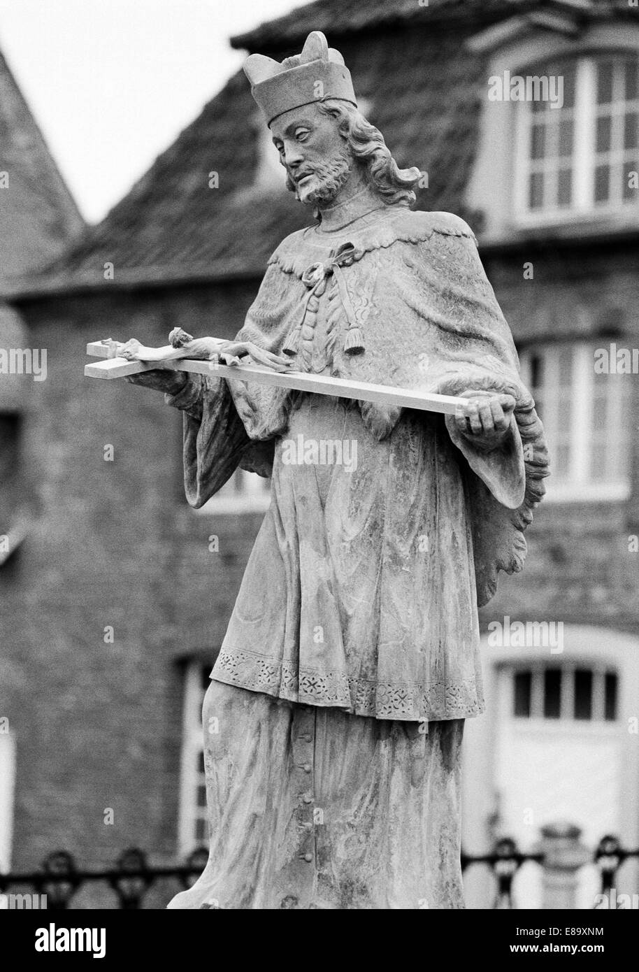 Achtziger Jahre Sandsteinstatue Johannes von Nepomuk bin Wasserschloss Anholt, Brueckenheiliger, Schutzpatron Und Maertyrer, zurück-Anholt, Muenste Stockfoto