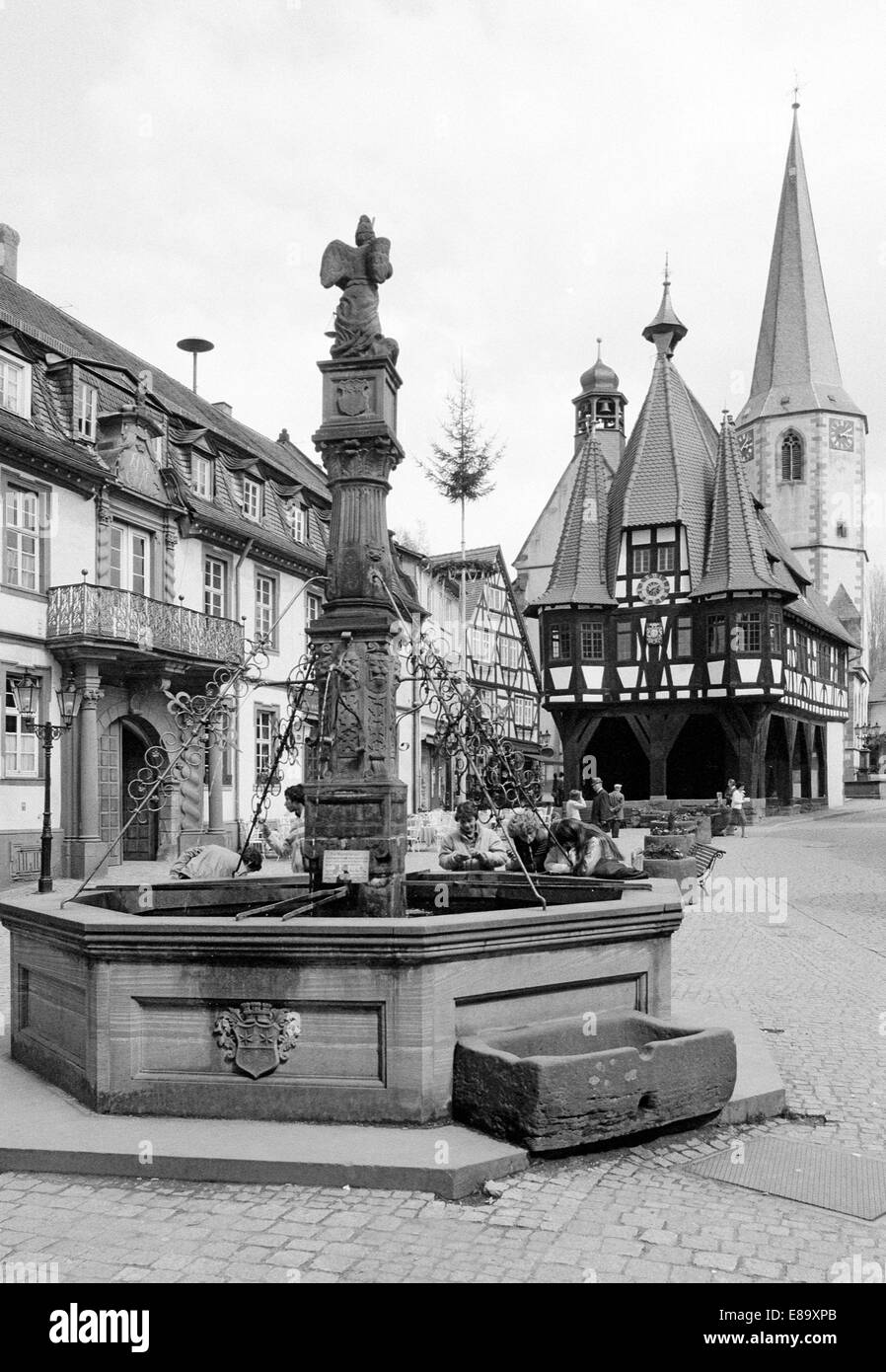 Achtziger Jahre, Marktplatz Mit Marktbrunnen, Rathaus Und Stadtkirche in Michelstadt, Odenwald, Geo-Naturpark Bergstraße-Odenwald, Hessen Stockfoto