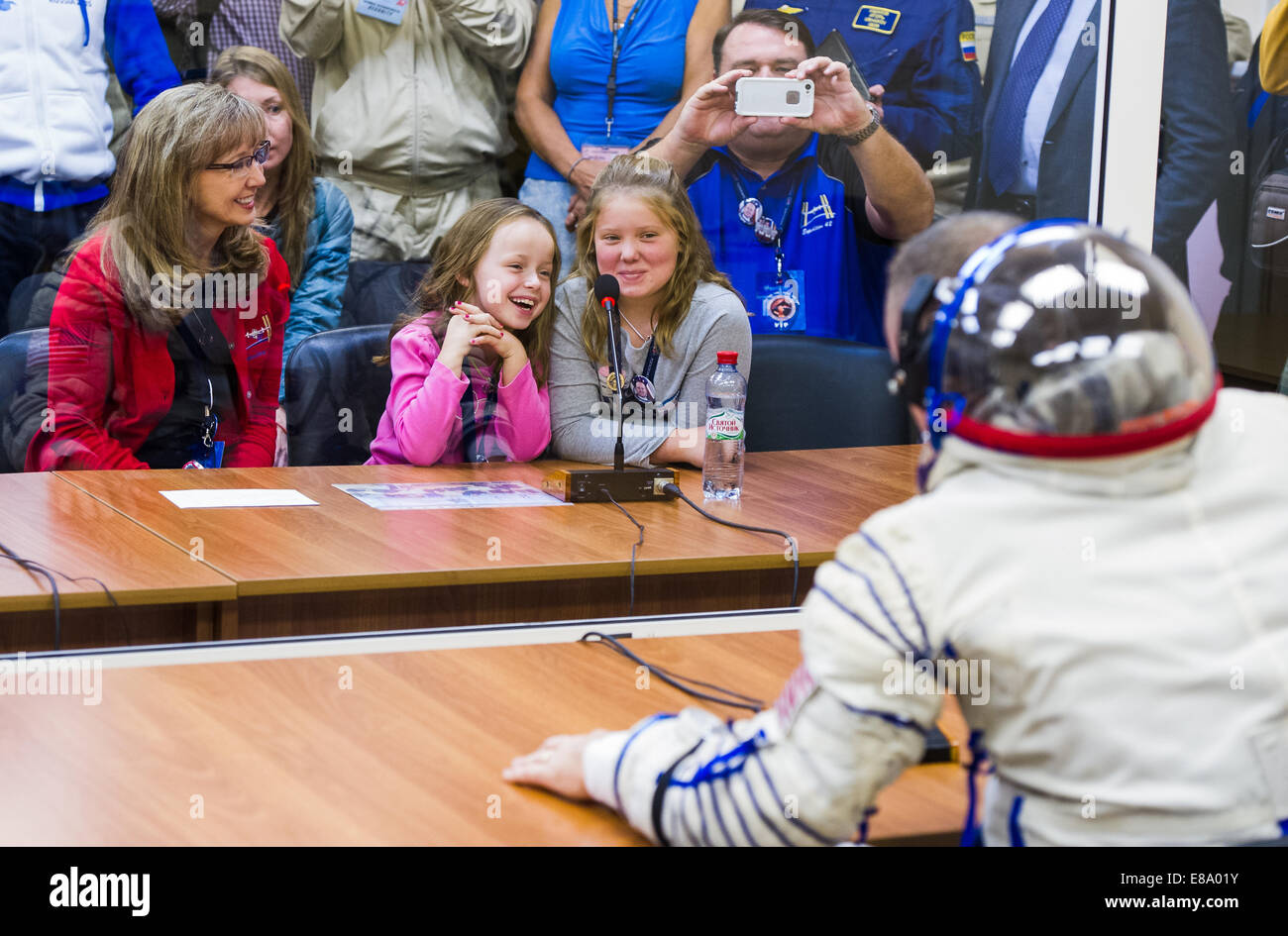 Expedition 41 Flugingenieur Barry Wilmore der NASA spricht mit seiner Familie nach seinem russischen Sokol Druck Anzug in Vorbereitung auf seinen Start an Bord das Raumschiff Sojus TMA - 14 M auf Donnerstag, 25. September 2014 auf dem Kosmodrom Baikonur in Ka kontrolliert Stockfoto