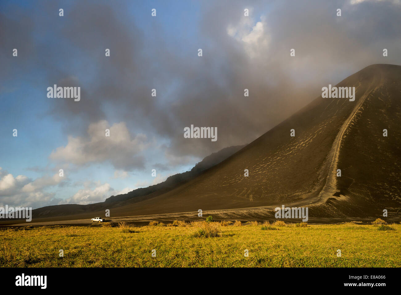 Auto crossing Aschenebene, Mount Yasur Vulkan Insel Tanna, Vanuatu Stockfoto