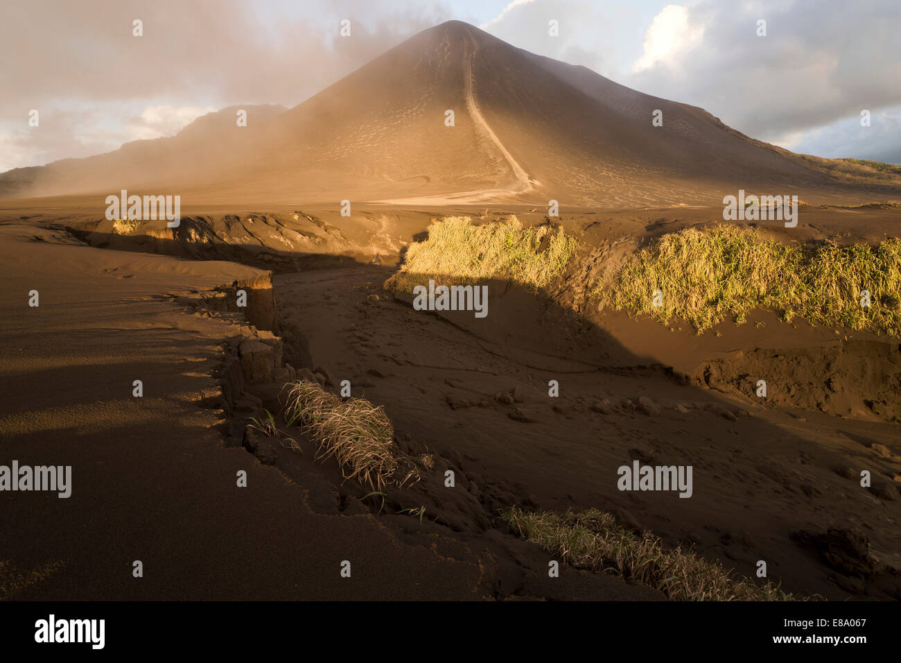 Trockenes Flussbett vor Aschenebene, Mount Yasur Vulkan Insel Tanna, Vanuatu Stockfoto