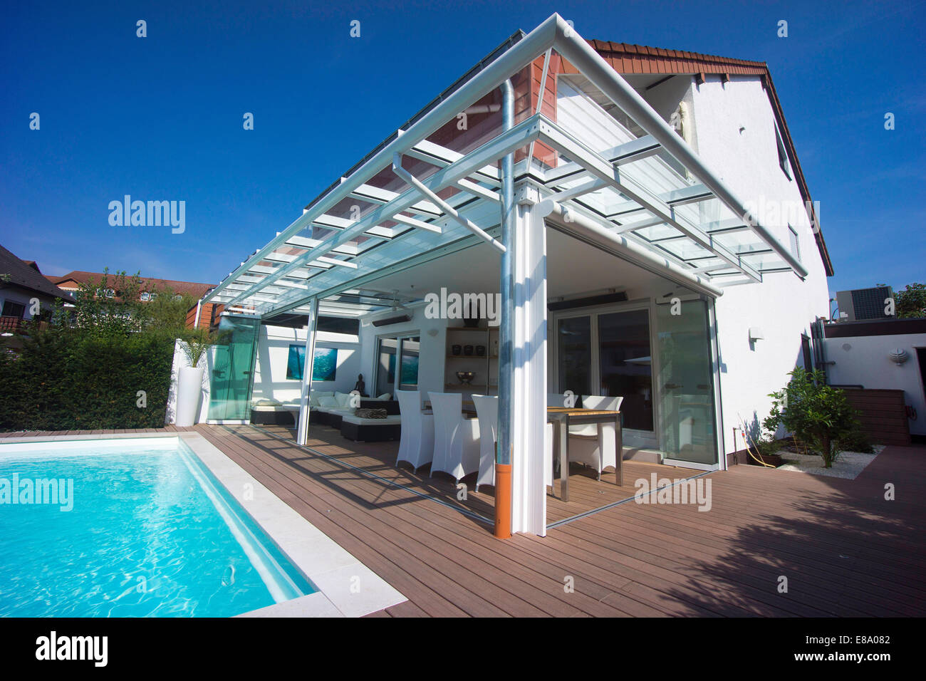 Private Reihenhaus mit Wintergarten, einen Pool und eine Terrasse, Deutschland Stockfoto