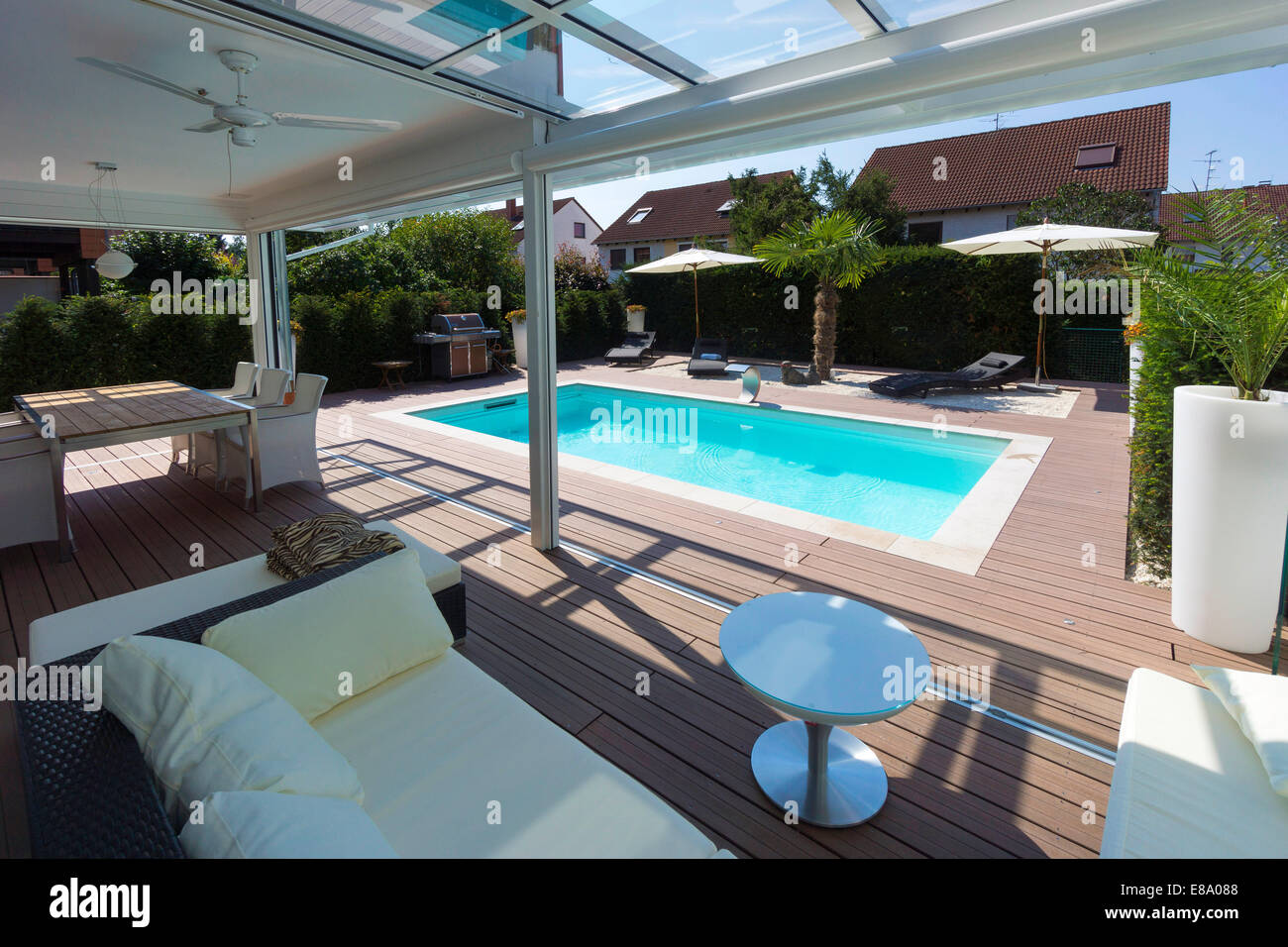 Privates Haus mit einem Wintergarten, eine Lounge, einen Pool und eine Terrasse, Deutschland Stockfoto