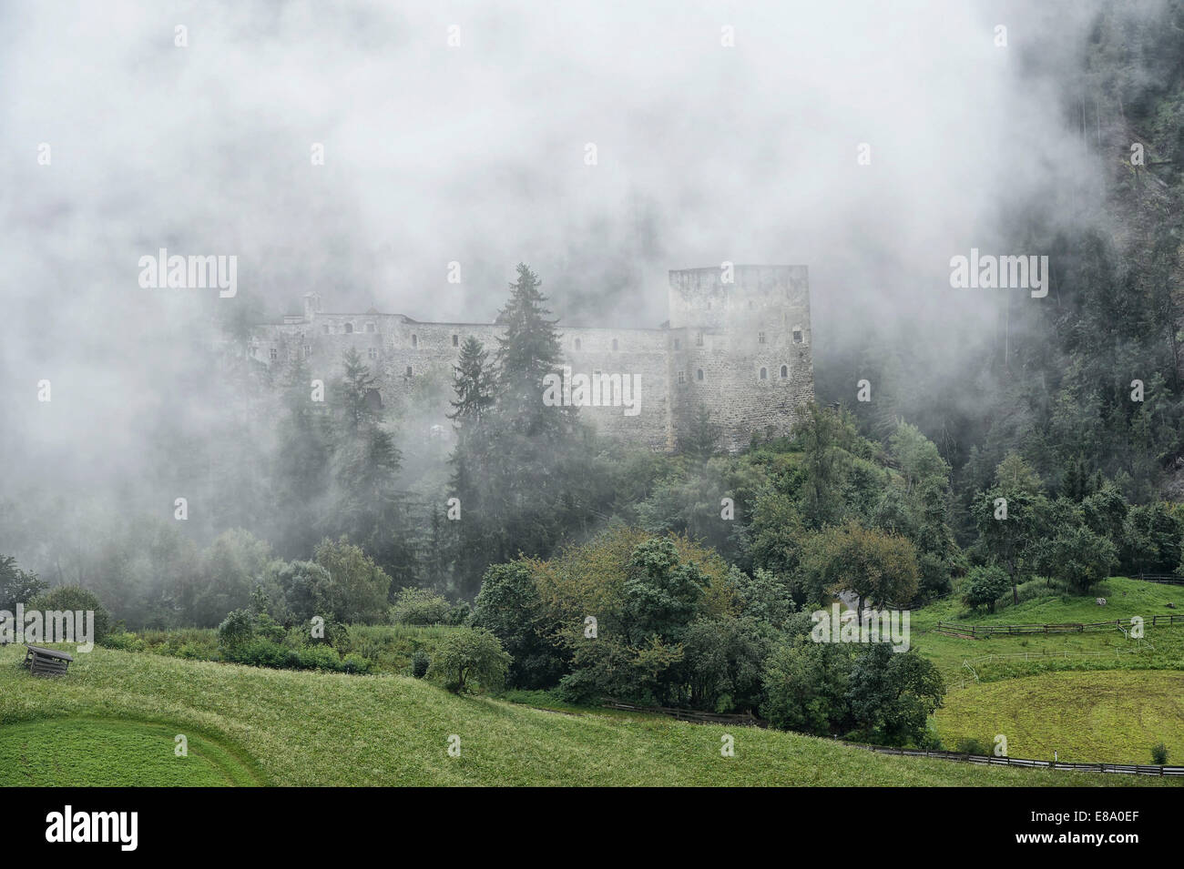 Burg Berneck im Nebel, Kaunertal, Tirol, Österreich Stockfoto