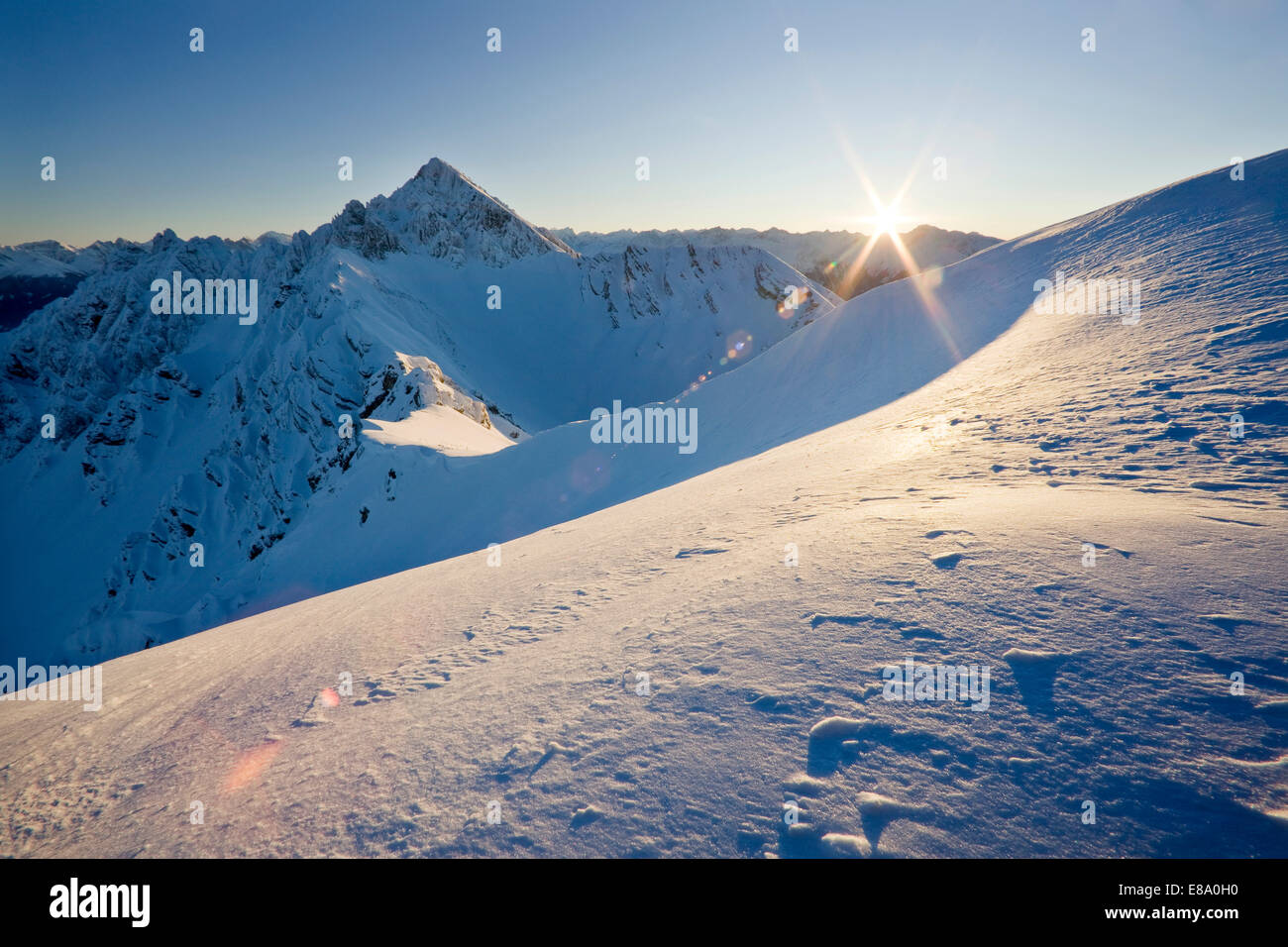 Gefrorene Nordwand des Berges Reitherspitze im letzten Sonnenlicht, Reith Bei Seefeld, Karwendelgebirge, Tirol, Österreich Stockfoto