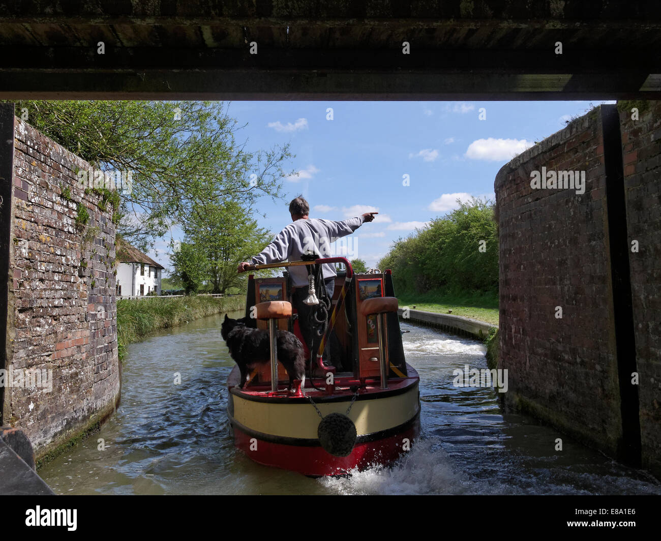 Ein schmales Boot verlassen Schuster Lock, Kennet und Avon Kanal, Berkshire, England. Stockfoto