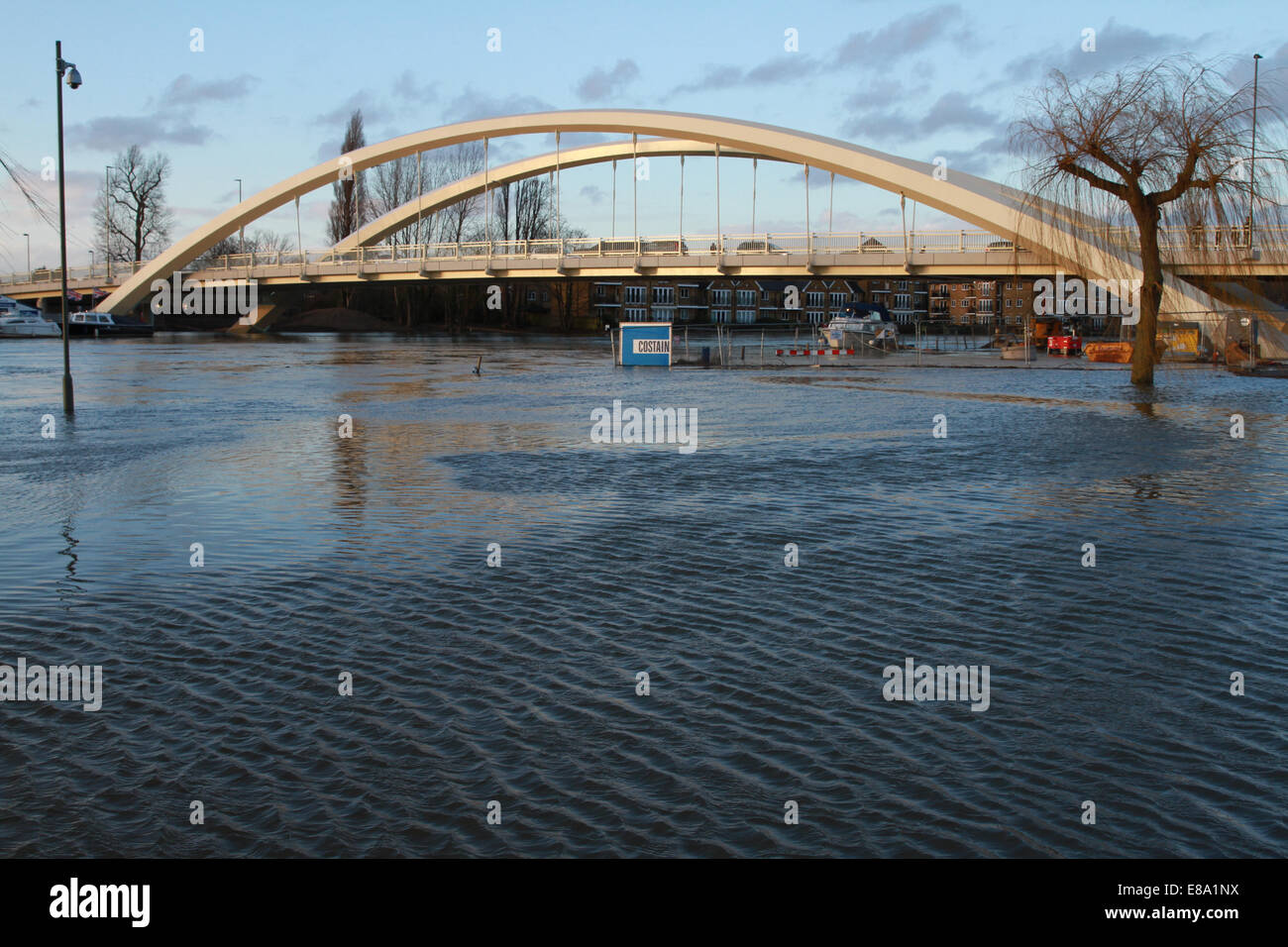 Walton am Themse-Brücke - Themse überflutet Stockfoto