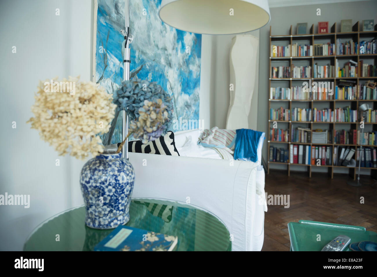 Innenraum des Wohnzimmers mit Bücherregal Stockfoto