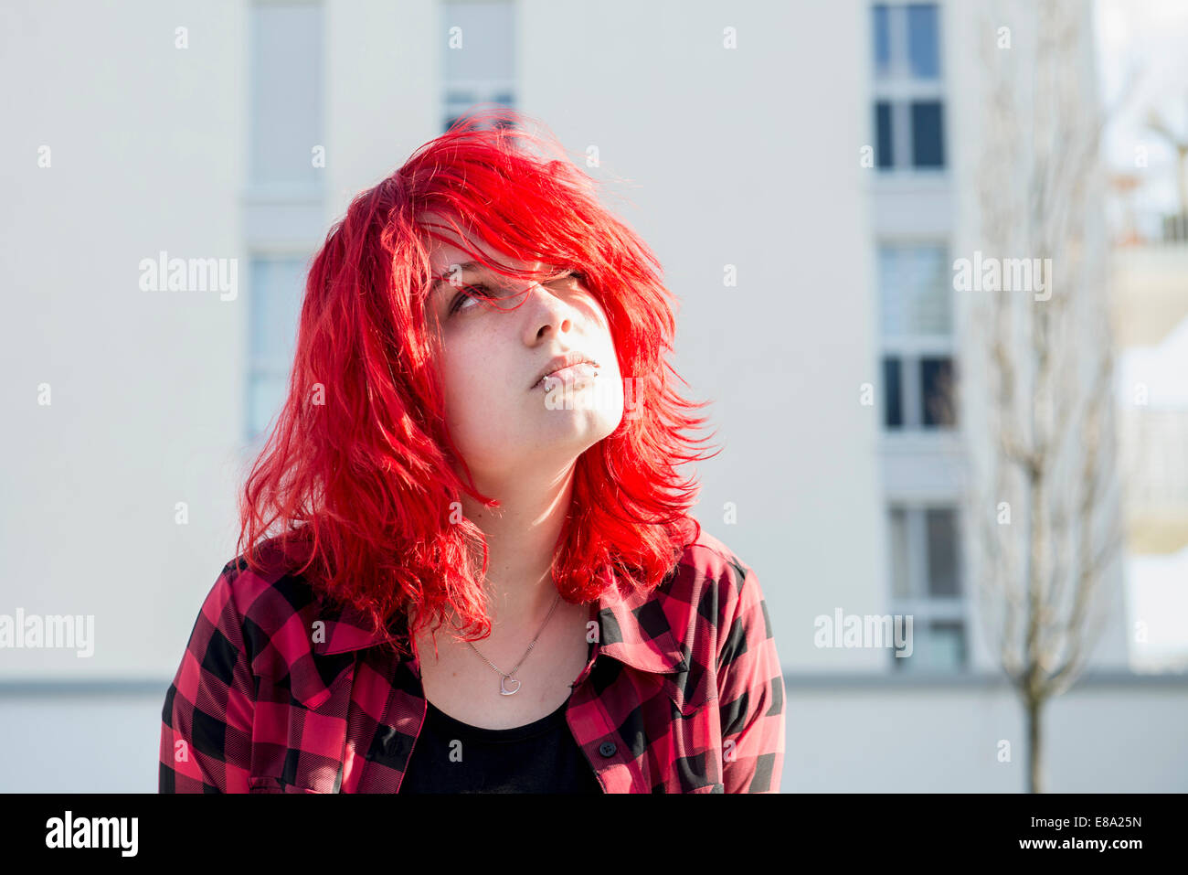 Teenager Mädchen leuchtend roten Haaren Tagträumen Stockfoto