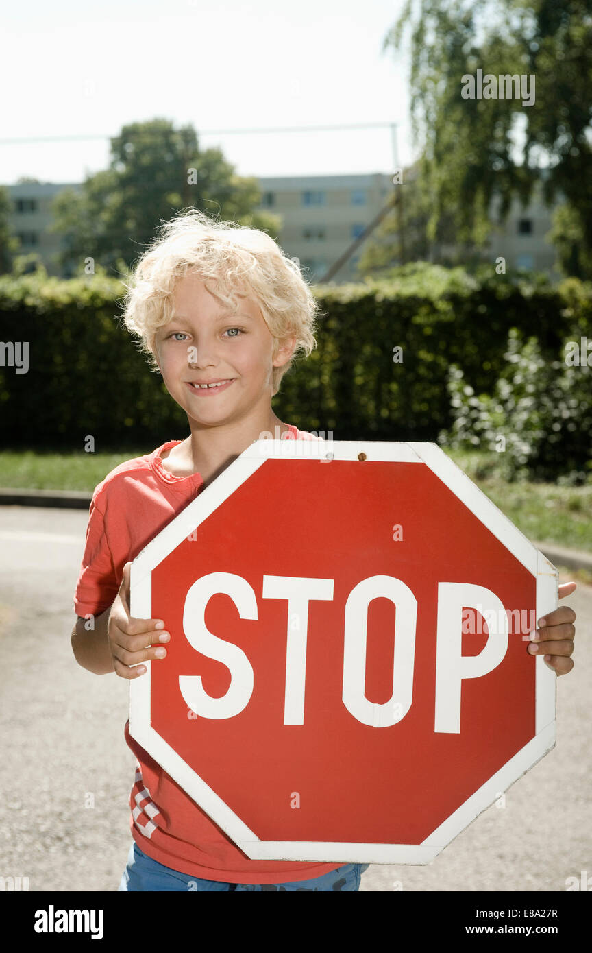 Junge Fahrer Trainingsbereich mit Stop-Schild Stockfoto