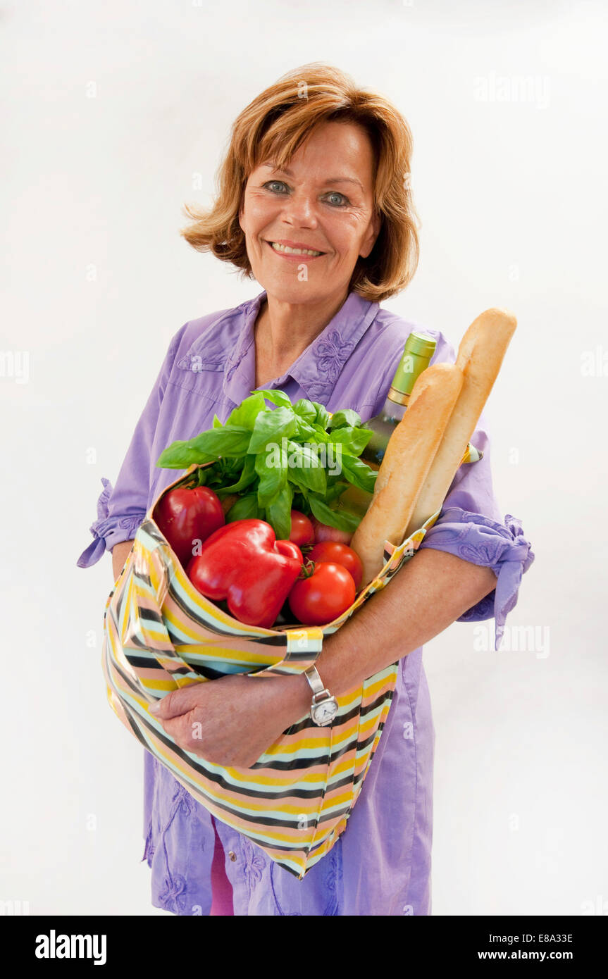 Ältere Frau mit Gemüse Einkaufstasche, Lächeln, Porträt Stockfoto