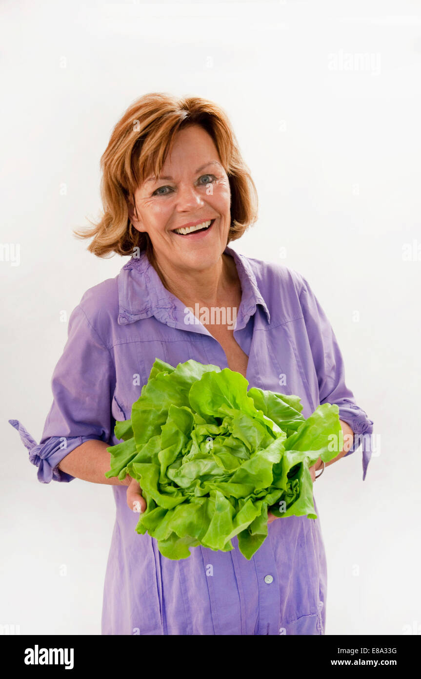 Ältere Frau mit Salat, Lächeln, Porträt Stockfoto