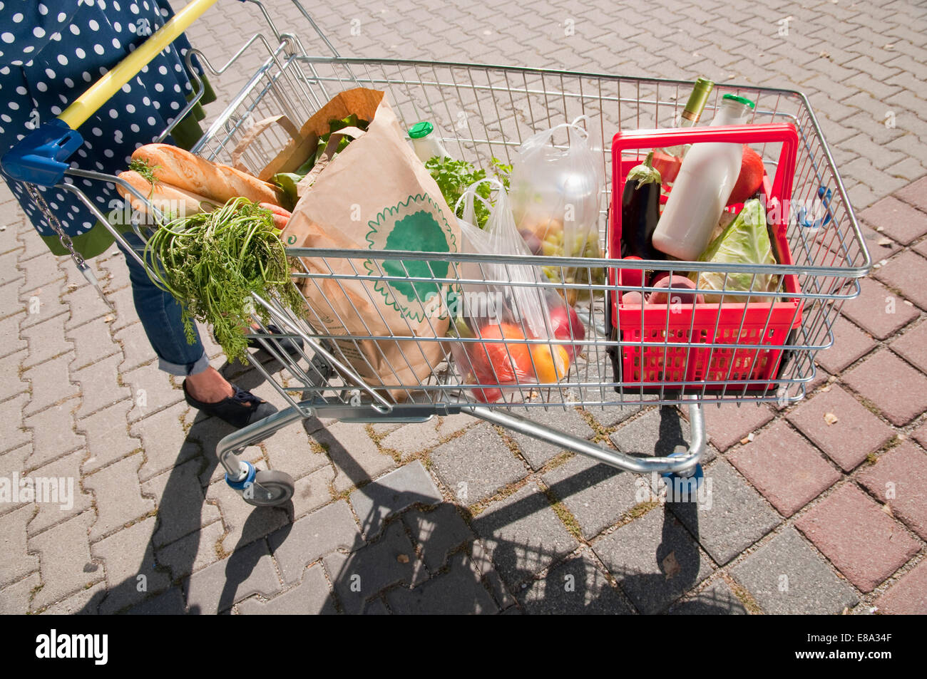 Ältere Frau mit Warenkorb gefüllt Stockfoto