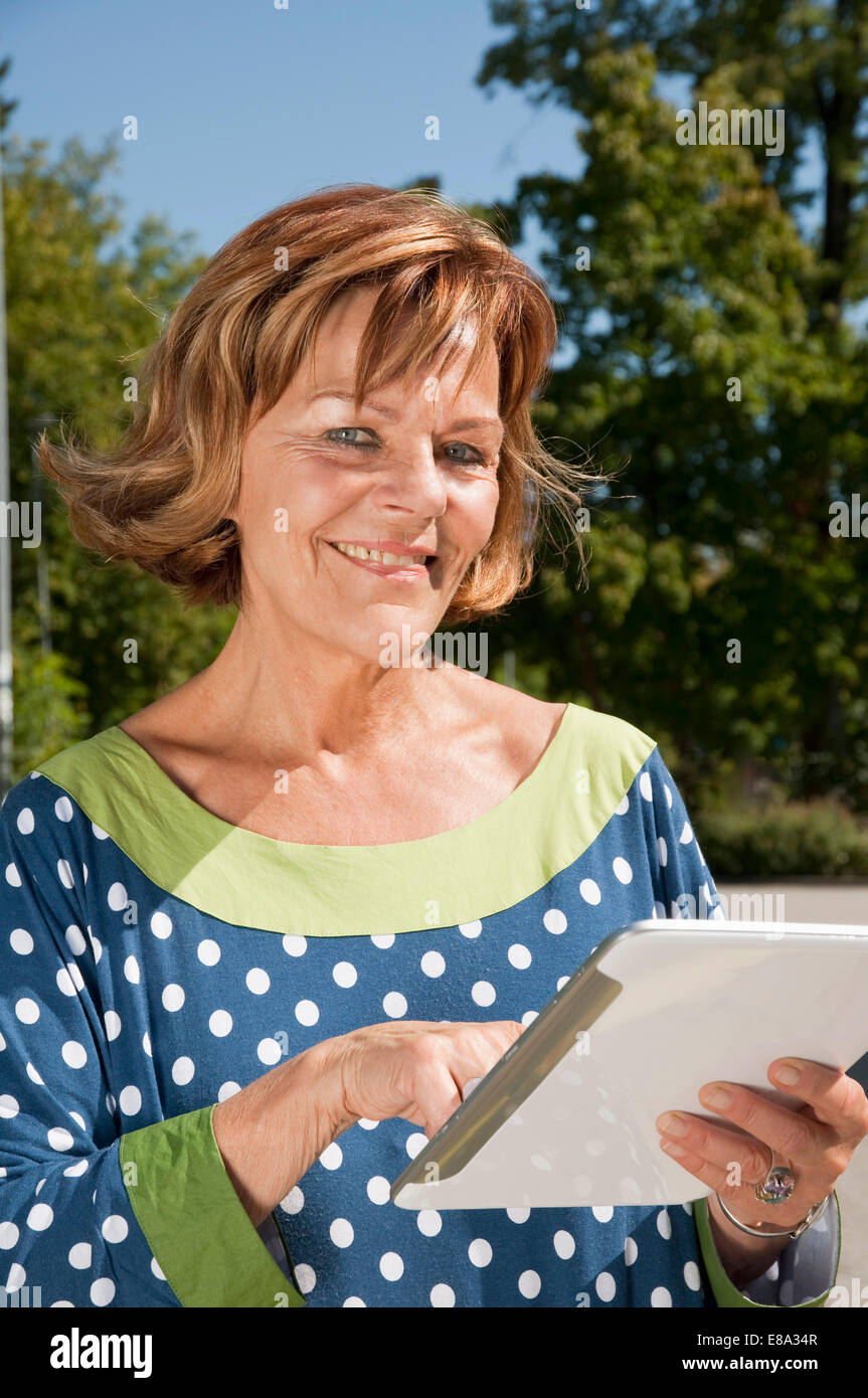 Ältere Frau mit digital-Tablette, Nahaufnahme Stockfoto