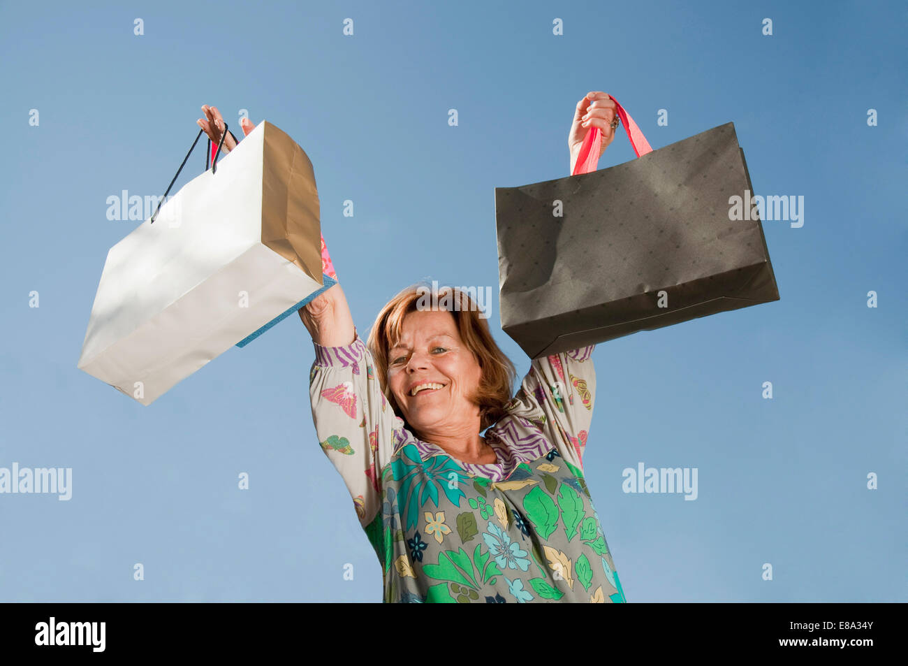 Ältere Frau heben, Einkaufstasche, Lächeln, Porträt Stockfoto