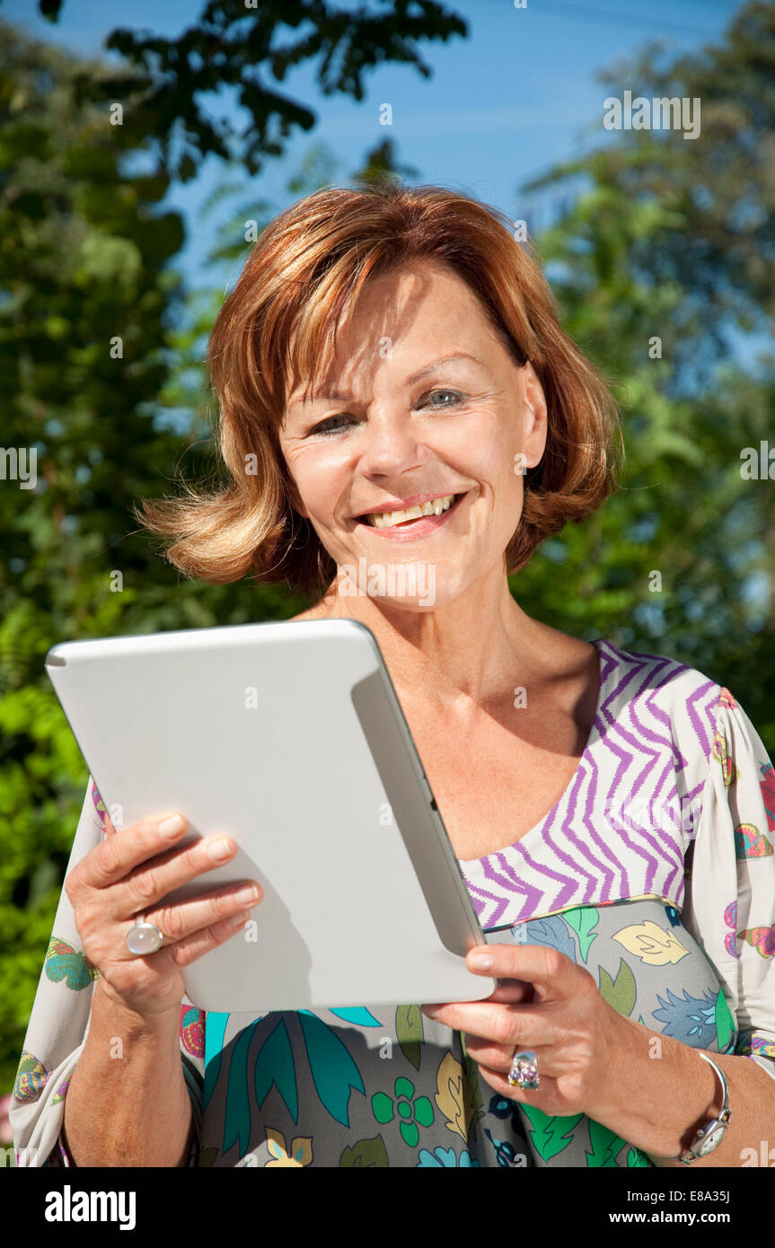 Ältere Frau mit digital-Tablette, Nahaufnahme Stockfoto